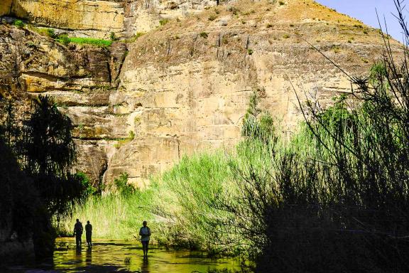 Marche dans un cours d'eau entre les falaises abruptes du Makay