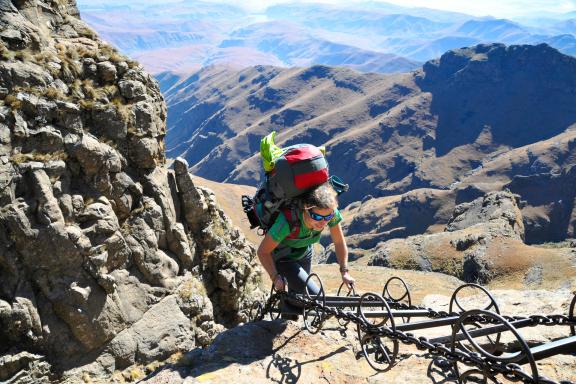 Trekking et montée sur une échelle au Drakensberg