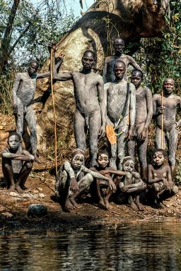 Aventure avec les Surma au bord de la rivière près de Turgit