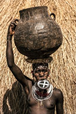 Marche vers une  porteuse de cruche en Pays Surma