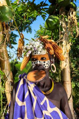 Visite à une jeune fille à plateau et coiffure végétale en Pays Surma