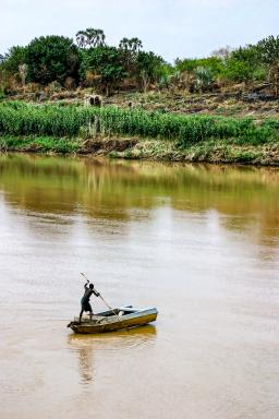 Navigation sur une barque sur le fleuve Omo
