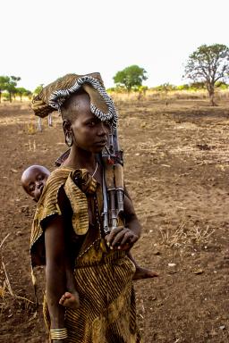 Rencontre avec une mère Mursi avec Kalachnikov dans le Parc du Mago