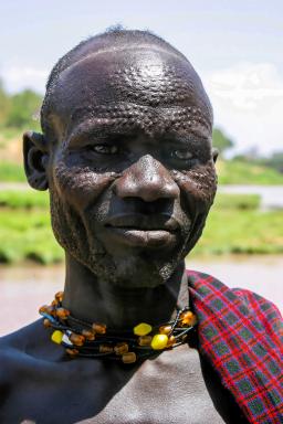 Trekking avec un Nyangaton dans les savanes de la Vallée de l'Omo