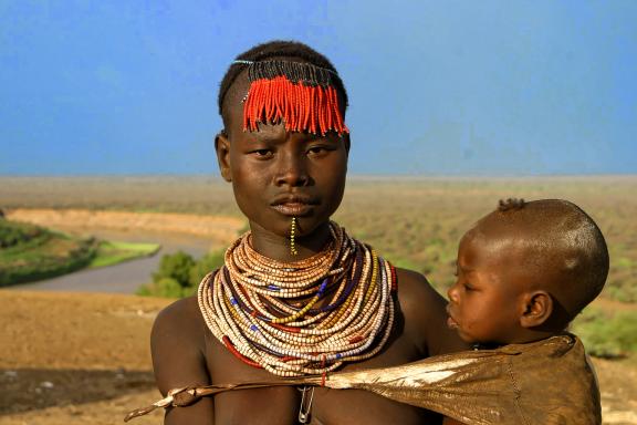 Rencontre avec une femme Karo avec son enfant à Korcho