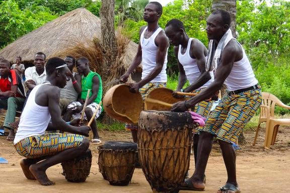 Trekking et danseur Acholi en Ouganda