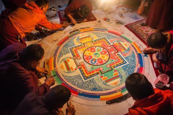 Fabrication d’un mandala au Tibet oriental en Chine