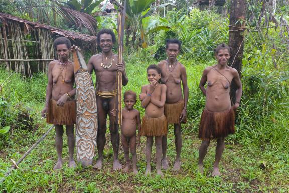 Immersion chez nos hôtes korowai dans les forêts marécageuses  du sud de la Papua