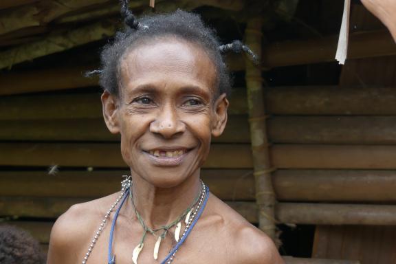 Rencontre d'une femme du peuple korowai dans les forêts du sud de la Papua