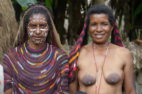 Rencontre avec des femmes du peuple dani dans la vallée de Baliem