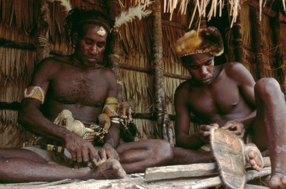 Rencontre avec des sculpteurs papous asmat dans la région d'Agats