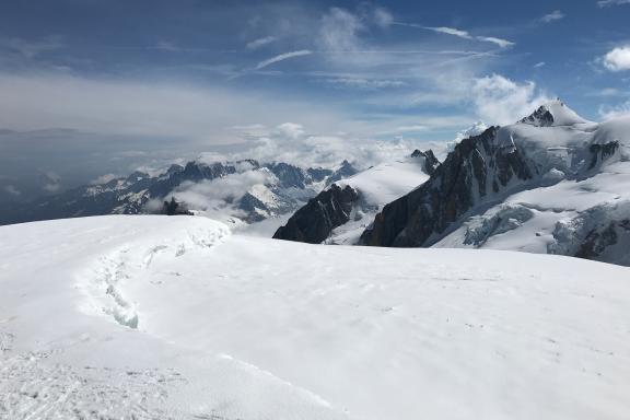 Voyage d'aventure et vue sur des aiguilles au Mont Blanc à Chamonix