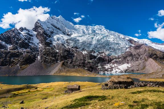 La lagune Puca Cocha du col Arapa pendant le trek de l’Ausangate au Pérou