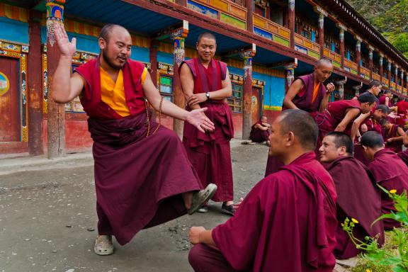 Débat philosophique au monastère de Dzongsar au Tibet oriental en Chine