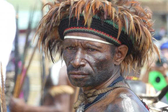 Trek vers un homme papou dani au Baliem festival dans la région de Wamena