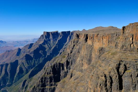 Trek et vue sur la chaîne de montagne du Drakensberg en Afrique du sud