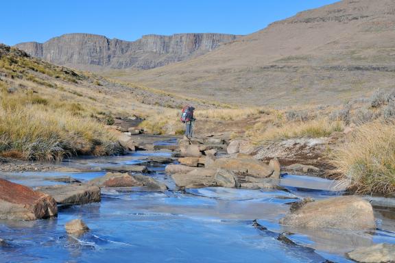 Passage d'une rivière gelée au Drakensberg