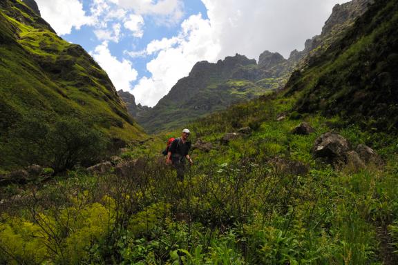 Trekking en descente de la vallée au Drakensberg
