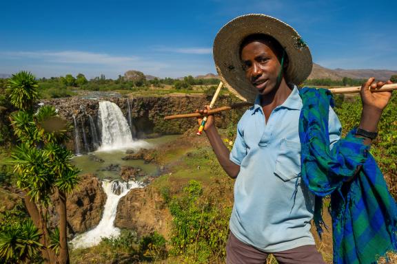 Rencontre avec un berger devant les chutes du Nil bleu en Abyssinie