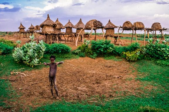 Randonnée vers les greniers à grains dans le pays Hamar dans la Vallée de l'Omo