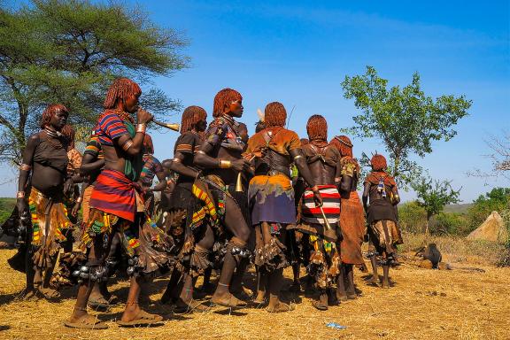 Participation aux dans Hamar au moment de l'Ukuli près de Turmi