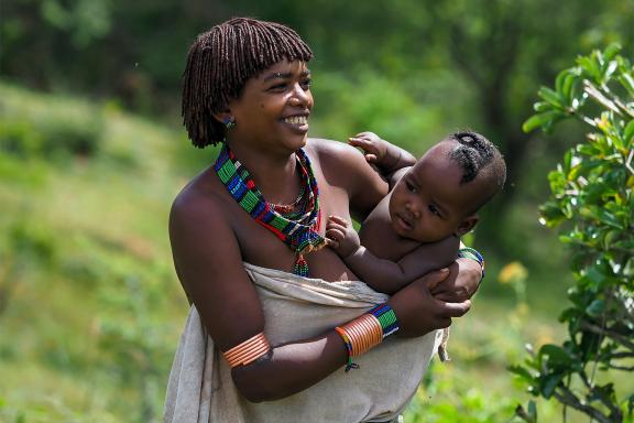 Rencontre d'une mère Banna avec son enfant dans la Vallée de l'omo