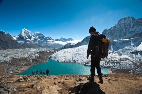 Le lac Gokyo et vue sur le Cholatse dans la région du Kumbhu au Népal