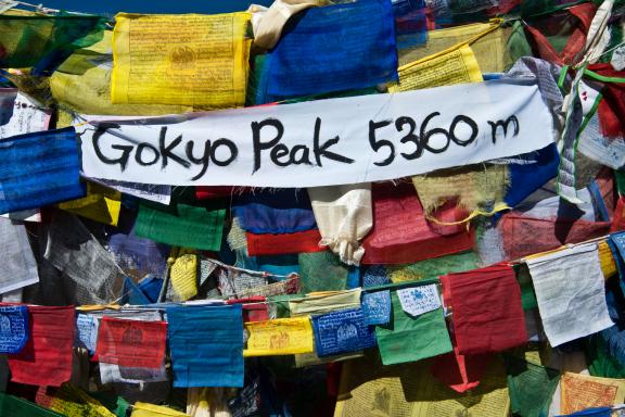 Le Gokyo peak à 5360 m et vue sur l’Everest et le Lhotse dans la région du Kumbhu au Népal