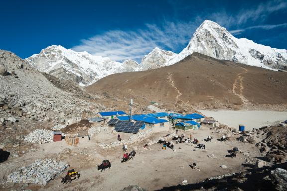 Le Pumori à 7161 m depuis Gorakshep dans la région de l’Everest au Népal