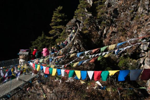 Pont suspendu entre Monjo et Namche bazaar dans la région de l’Everest au Népal