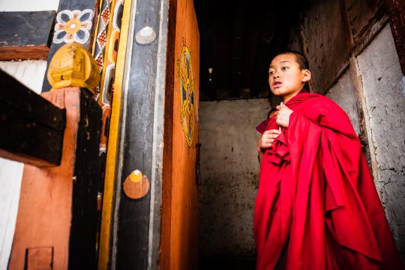 Petit moine dans un dzong au Bhoutan