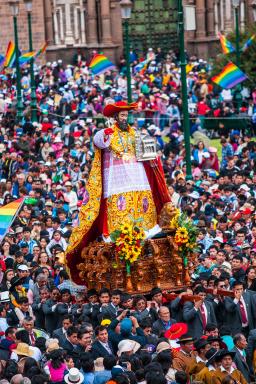 Place d’Armes de Cusco pendant le Corpus Christi au Pérou