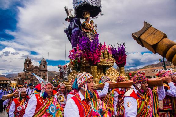 Place d’Armes de Cusco pendant le Corpus Christi au Pérou