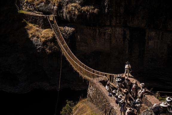 Fabrication du dernier pont Inca Queswachaca dans la région de Cusco au Pérou