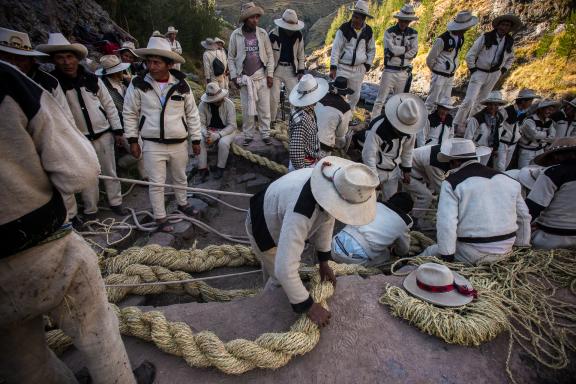 Fabrication du dernier pont Inca Queswachaca dans la région de Cusco au Pérou