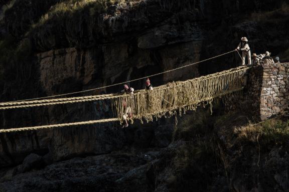 Fabrication du dernier pont Inca Queswachaca dans la région de Cusco au Pérou