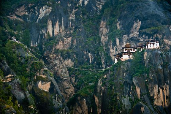 Marche vers le monastère de Taktsang ou la tanière du tigre près de Paro au Bhoutan