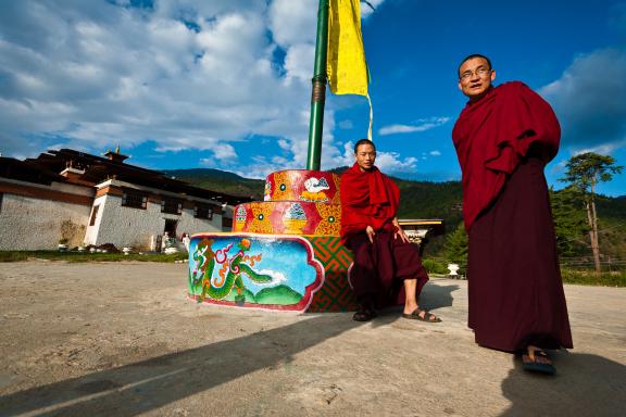Moines au dzong de Dechen Phodrang, ancien dzong de Timphu au Bhoutan