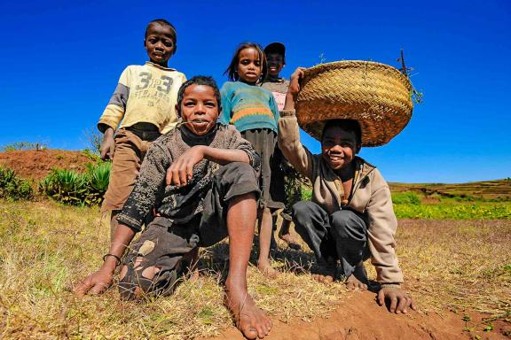 Rencontre avec un groupe d'enfants allant au marché en pays Imerina