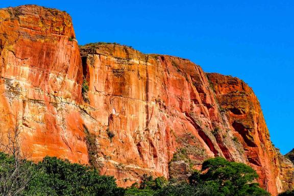 Marche vers les falaises rouges du Makay