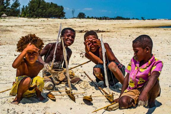 Rencontre avec des enfants jouant sur une plage de la côte ouest au Canal du Mozambique