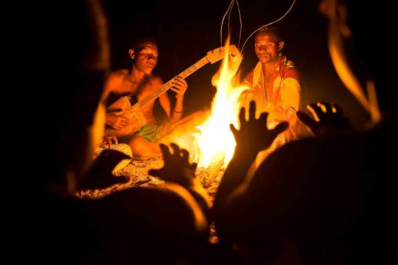 Rencontre avec le joueur de mangenat au feu de bivouac au bord du Canal du Mozambique