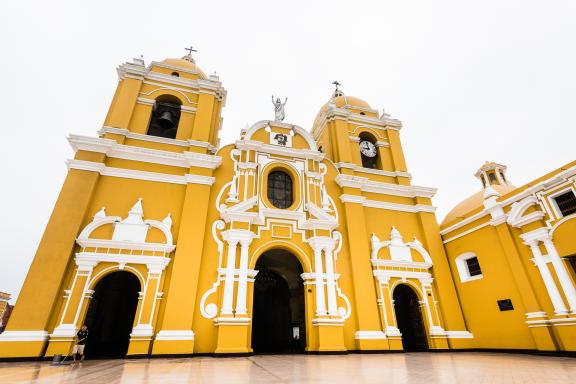 Cathédrale sur la place d’armes de Trujillo au Pérou