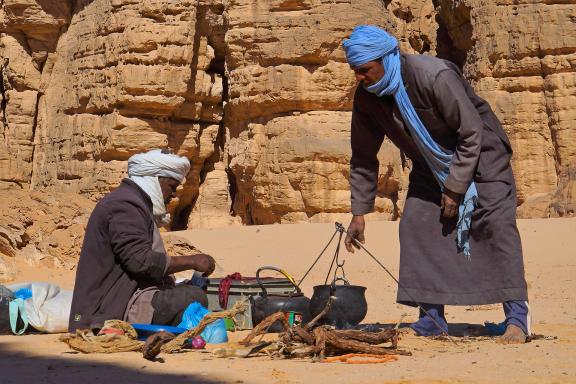 Trekking et préparation du repas en Algérie