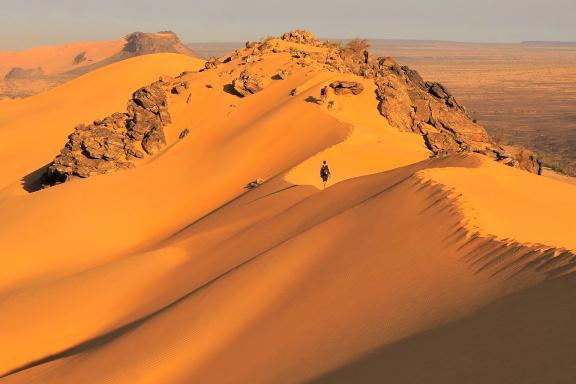 Voyage et crête de dune dans l'Adrar