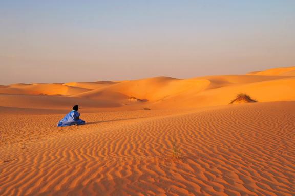 Trekking avec le guide face aux dunes