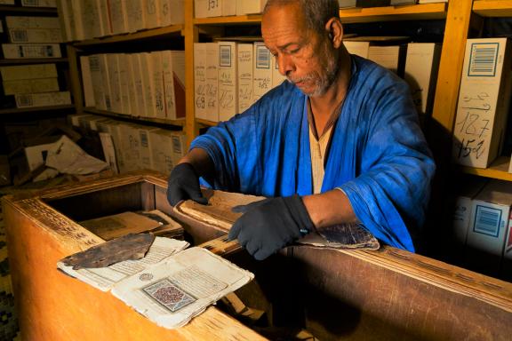 Découverte de la bibliothèque et manuscrits de Chinguetti