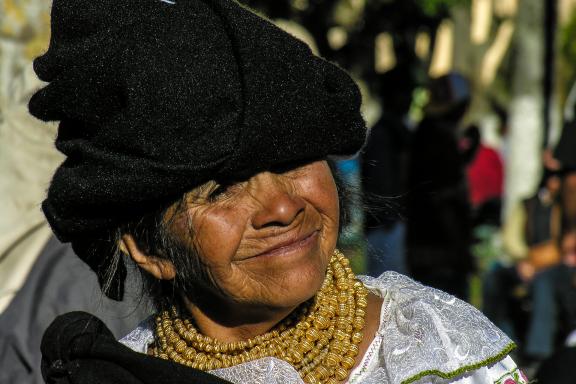 Marché de Otavalo dans les Andes en Équateur