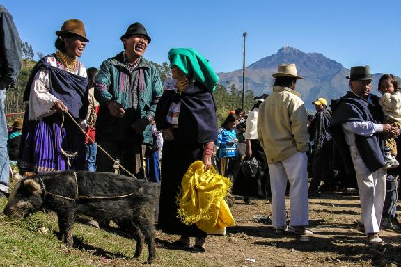 Marché de Otavalo dans les Andes en Équateur