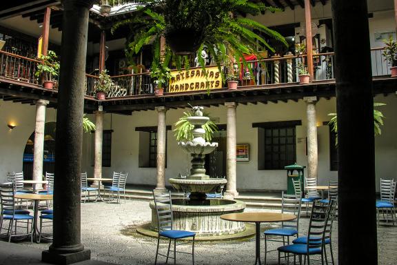 Palais de l'archevêché dans le Quito coloniale dans les Andes en Équateur